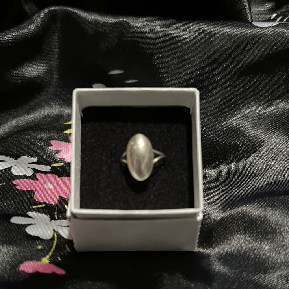 Elegant Sterling Silver Ring Size 4